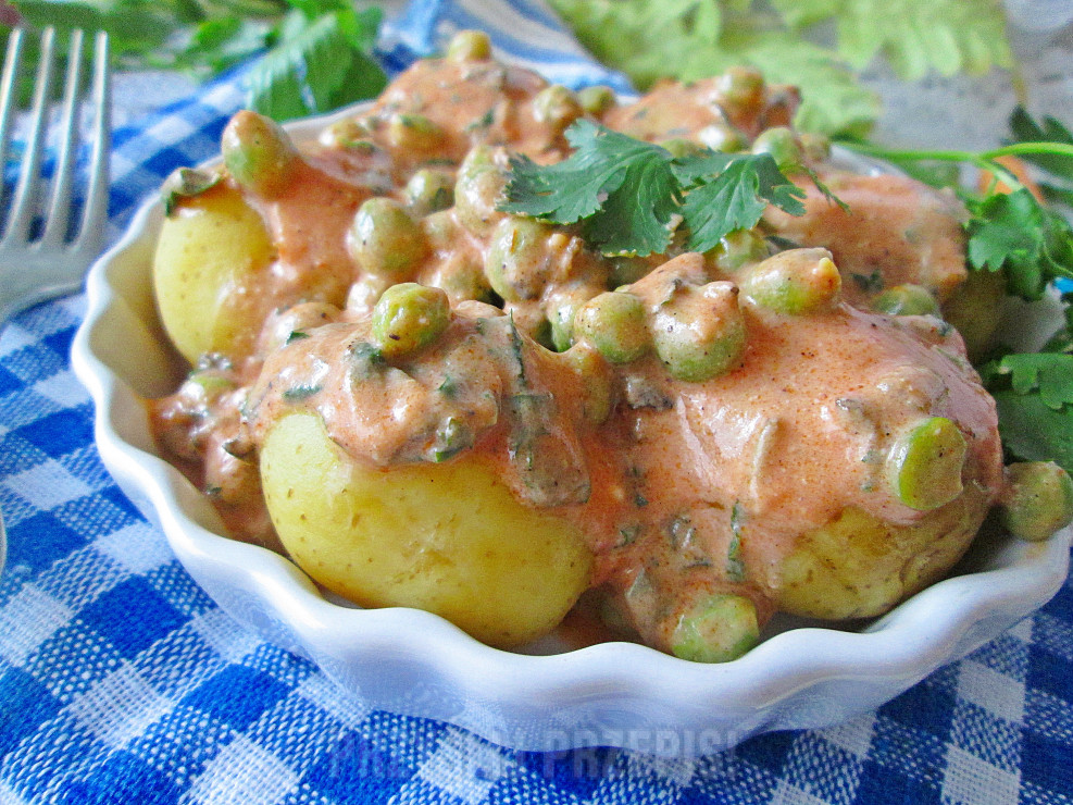 Młode ziemniaki w sosie serowo – pomidorowym z groszkiem i ziołami