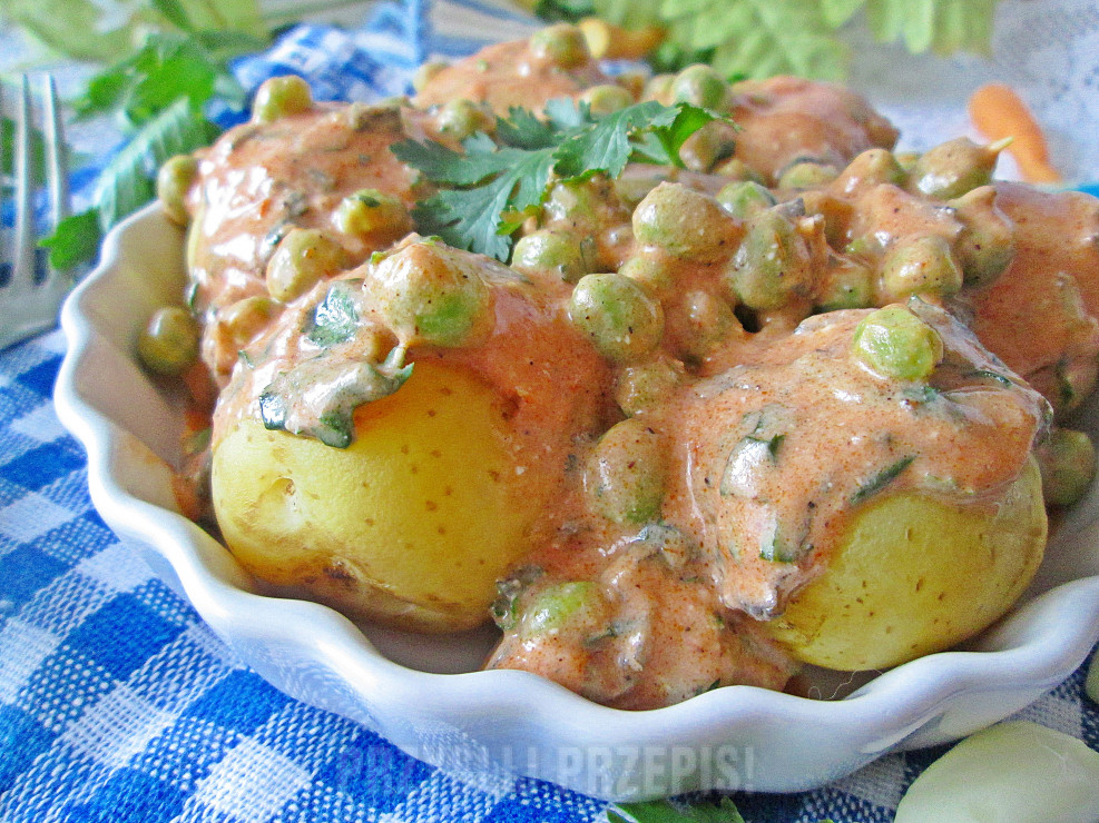 Młode ziemniaki w sosie serowo – pomidorowym z groszkiem i ziołami