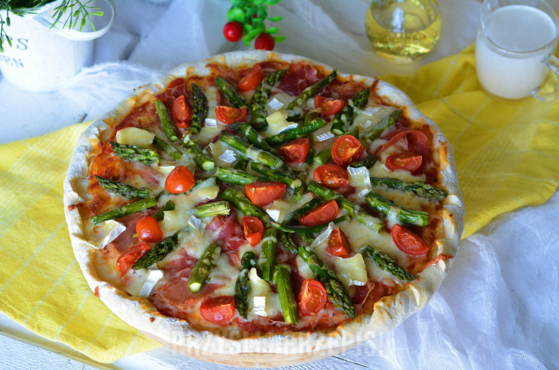 Pizza ze szparagami, szynką i serem pleśniowym