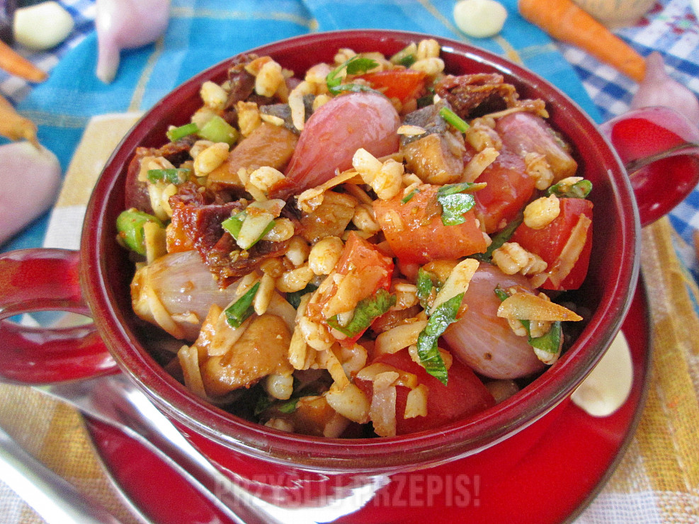 Sałatka z pęczakiem, wędzonym serem i suszonymi pomidorami
