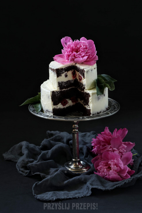 Piętrowy tort z malinami i kremem z białej czekolady i mięty