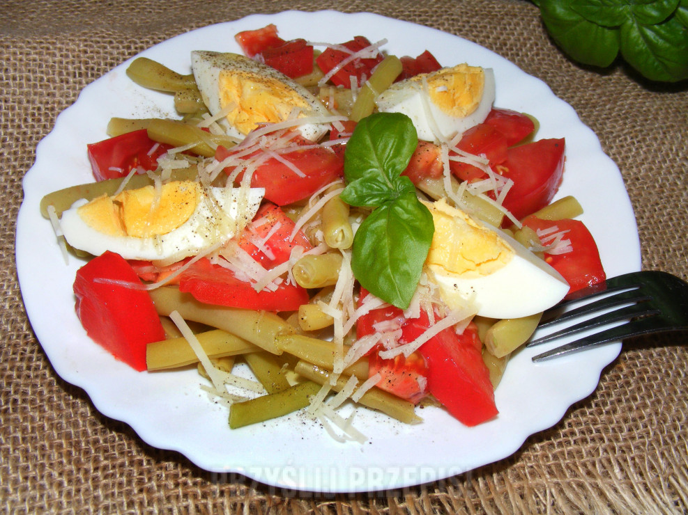 Sałatka z fasolką szparagową, pomidorem i jajkiem