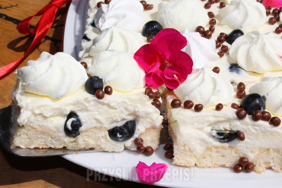 Ciasto z bezikami, cytrynowym kremem mascarpone i borówkami