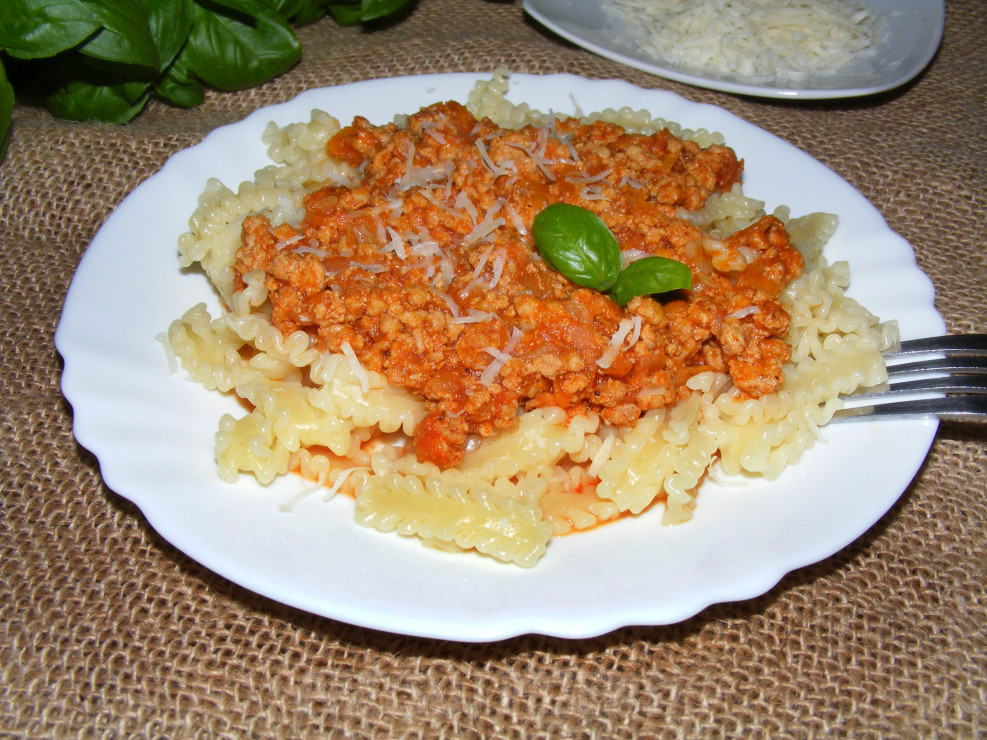 Makaron z mięsem mielonym duszonym z kalarepą i marchewka w sosie pomidorowym