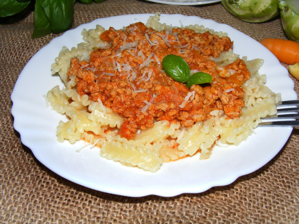 Makaron z mięsem mielonym duszonym z kalarepą i marchewka w sosie pomidorowym