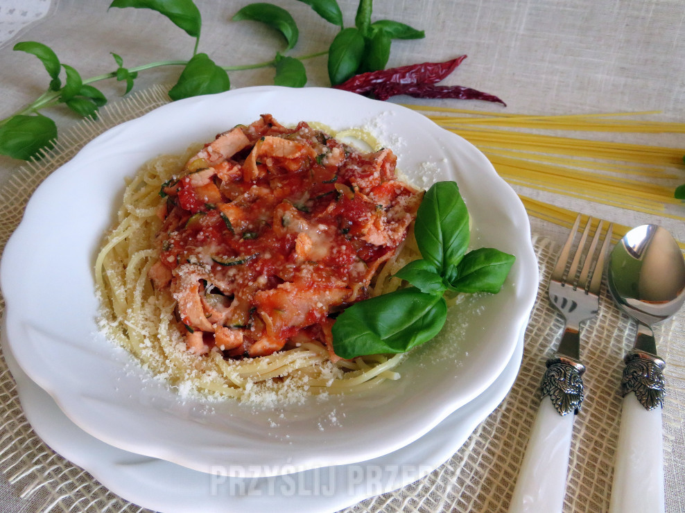 Spaghetti z sosem cukiniowo-pomidorowym z szynką