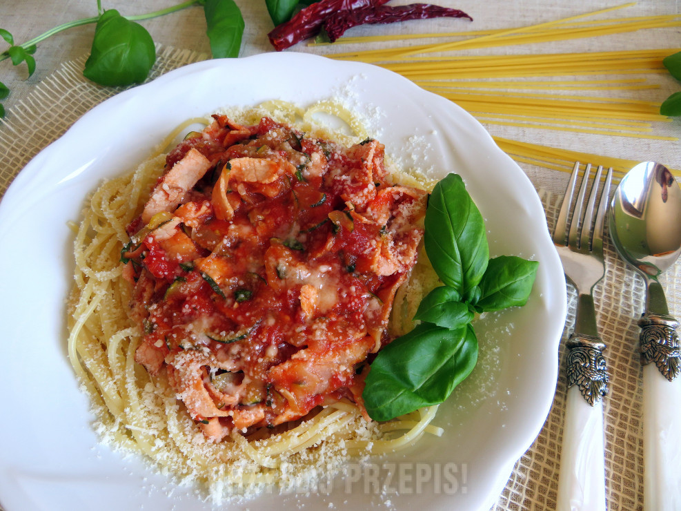 Spaghetti z sosem cukiniowo-pomidorowym z szynką