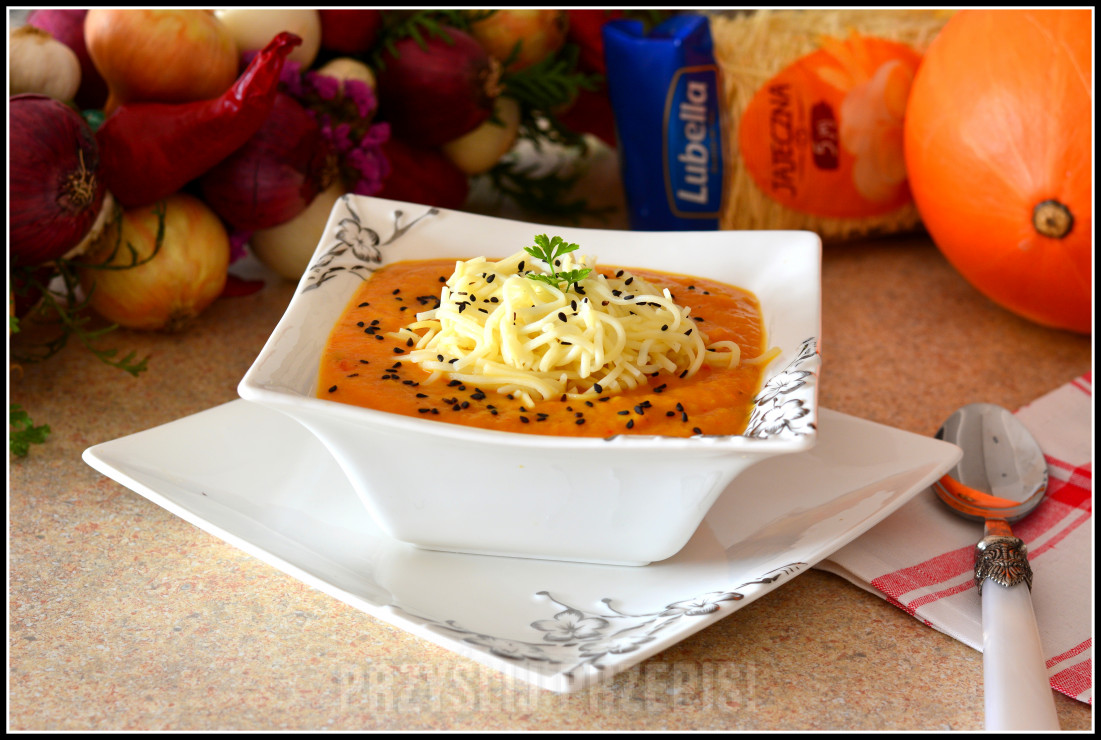 Zupa z pieczonej dyni i świeżych pomidorów