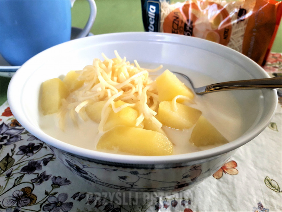 Zupa mleczna z ziemniakami i makaronem