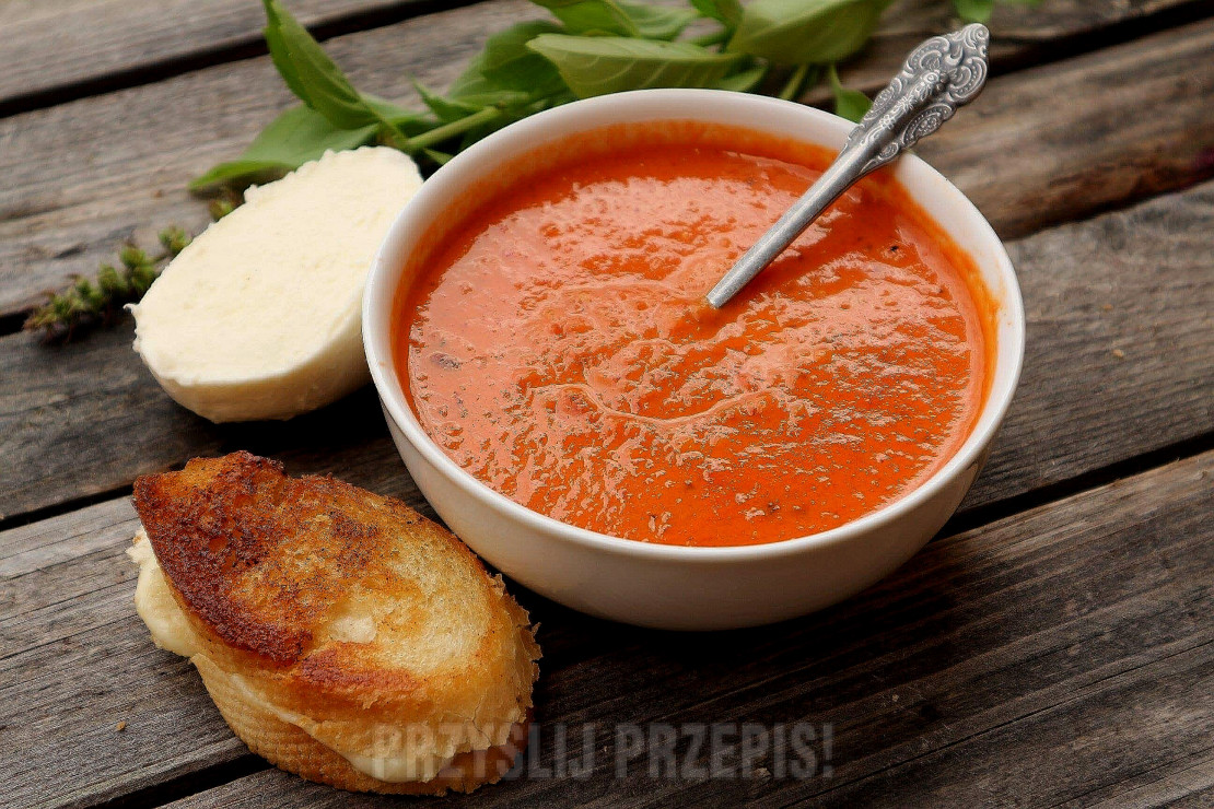 Krem z pieczonych pomidorów z tostami z mozzarellą