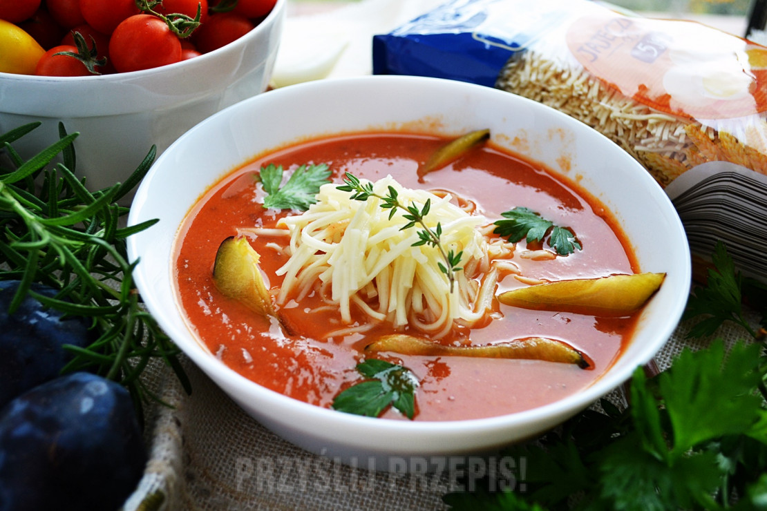 Zupa krem pomidorowo-śliwowa z chili i makaronem