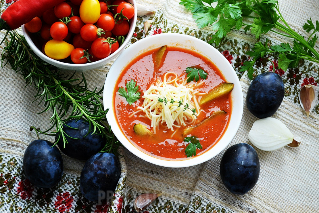 Zupa krem pomidorowo-śliwowa z chili i makaronem