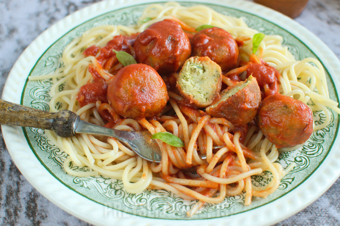 Pulpeciki z cukinii z sosem pomidorowym i spaghetti