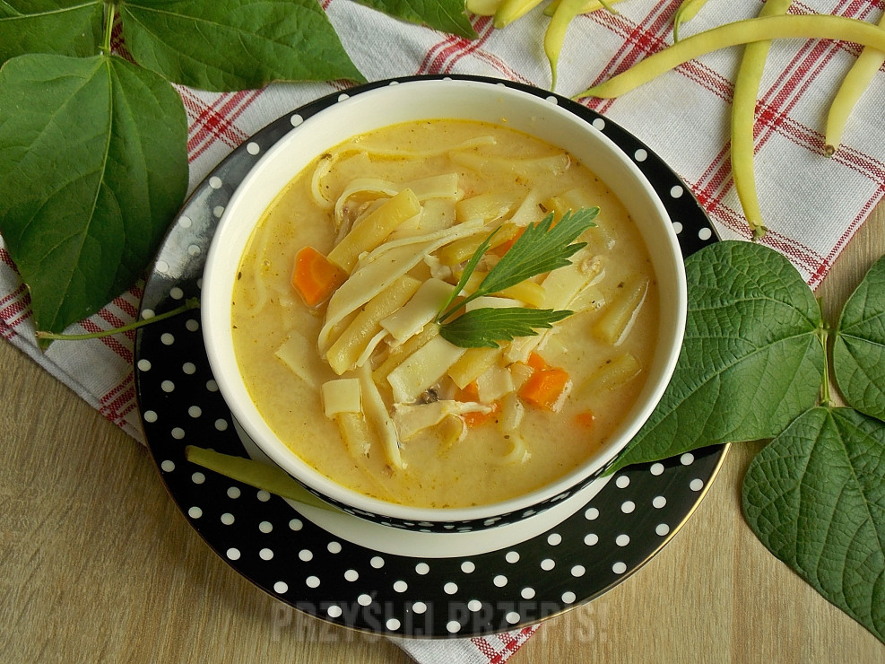 Serowa zupa z fasolką szparagową i makaronem