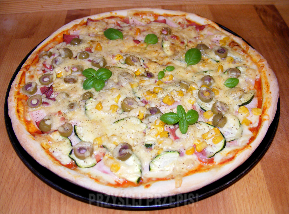 Pizza z szynką, serem, cukinią, kukurydza i oliwkami