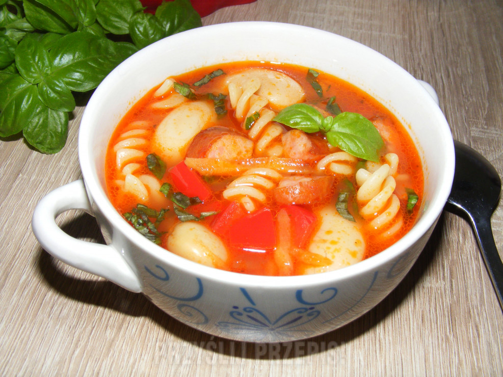 Zupa lekko pomidorowa z fasolą, papryką i kiełbasą