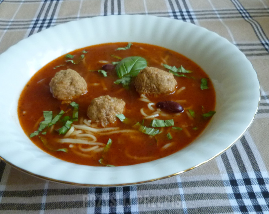 Zupa pomidorowa z pulpecikami i makaronem