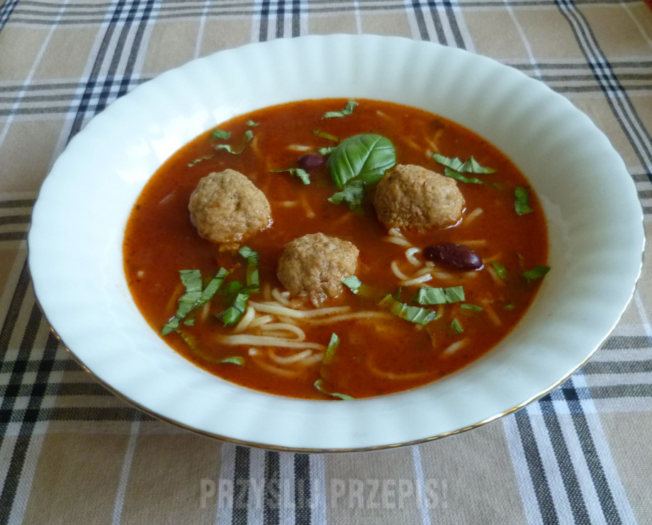 Zupa pomidorowa z pulpecikami i makaronem