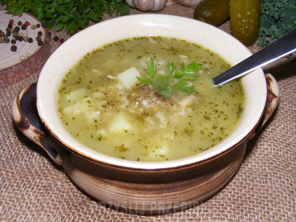 Zupa ogórkowa z ziemniakami i kaszą jęczmienną