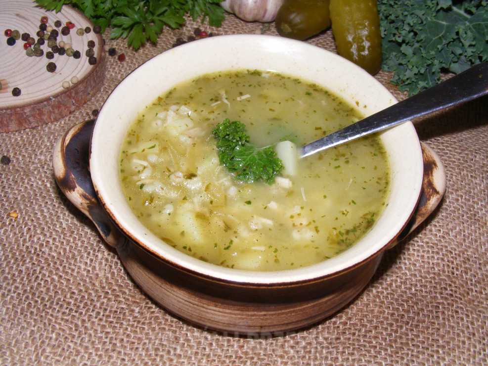 Zupa ogórkowa z ziemniakami i kaszą jęczmienną
