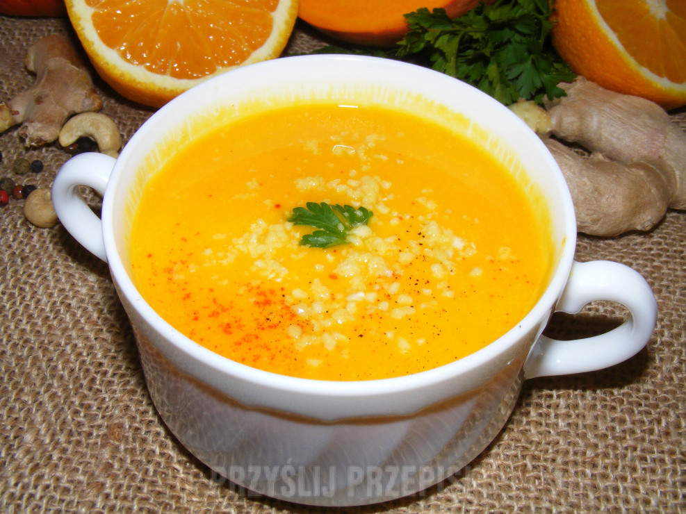 Kremowa zupa z pieczonej dyni z pomarańczą i imbirem