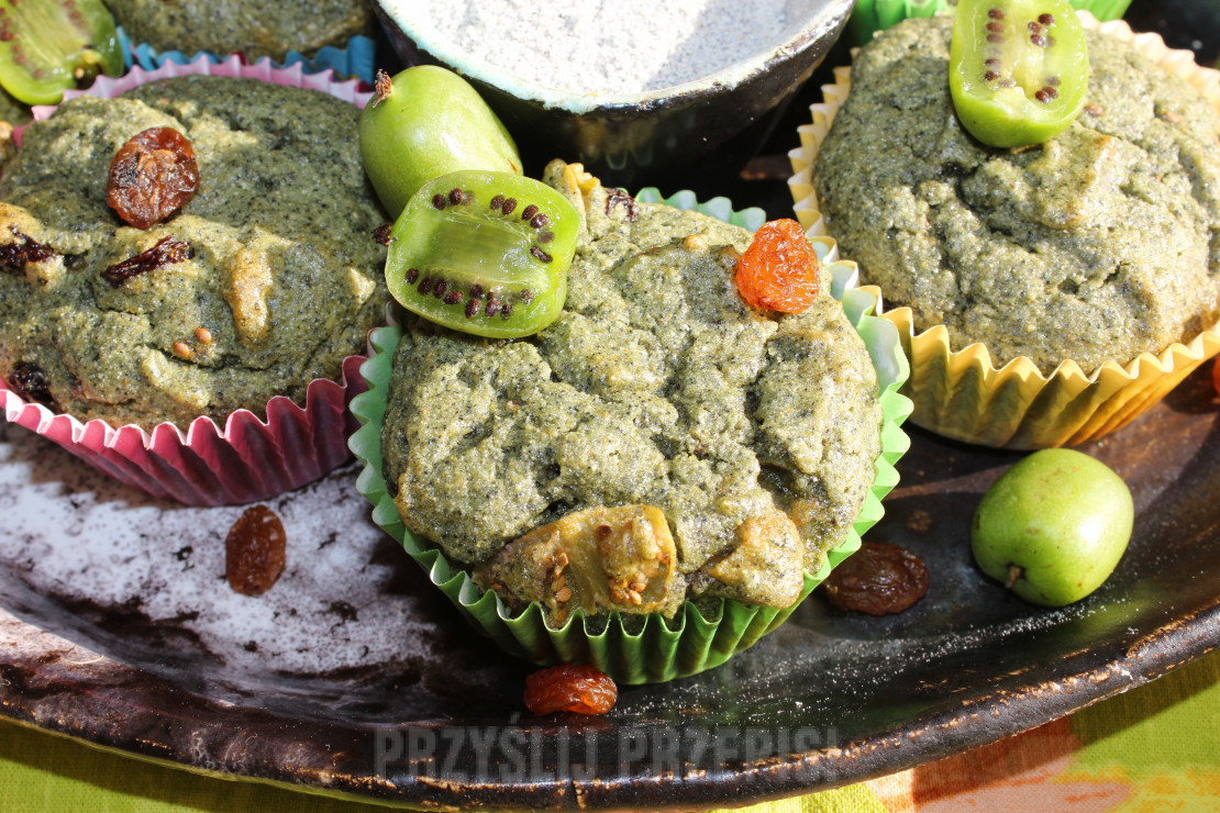 Zielone muffiny kukurydziane z rodzynkami i mini kiwi