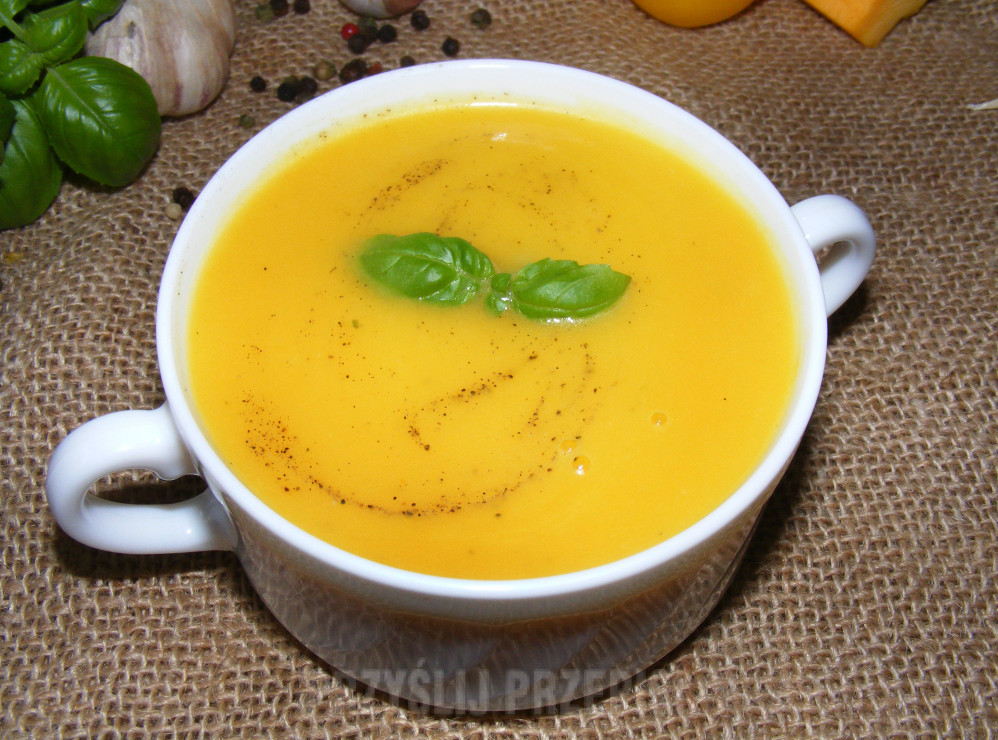 Kremowa zupa  z żółtej cukinii i papryki