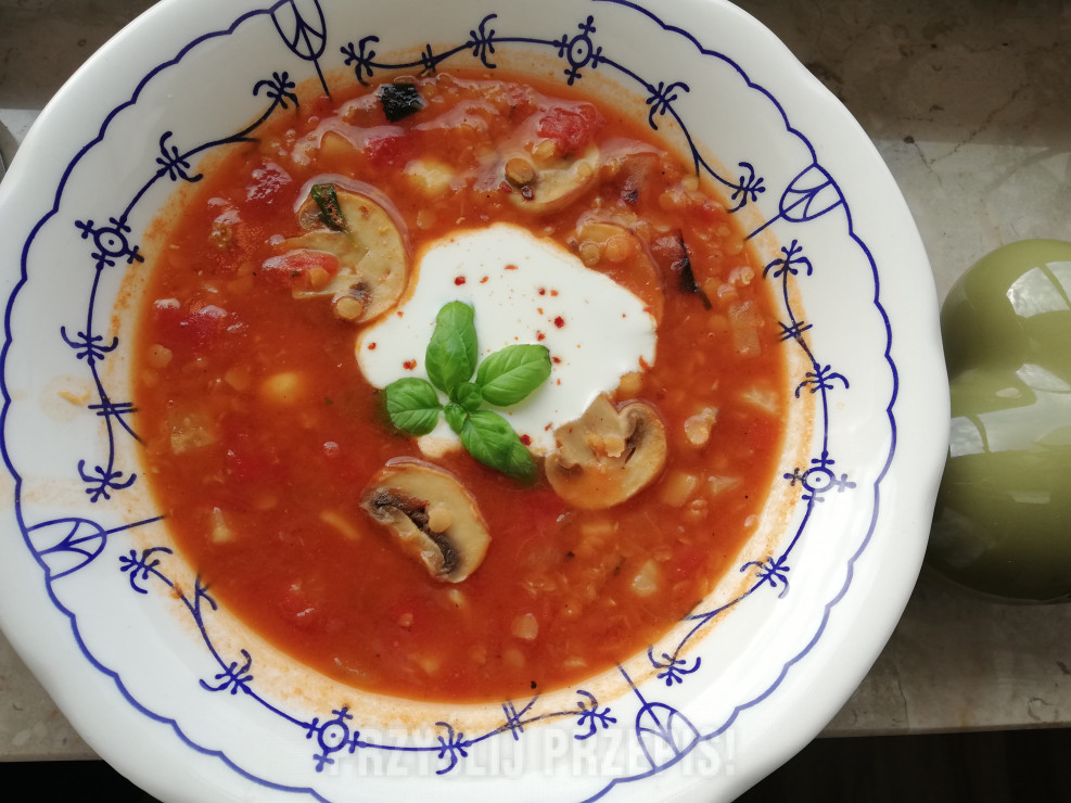 Zupa pomidorowa z czerwonej soczewicy