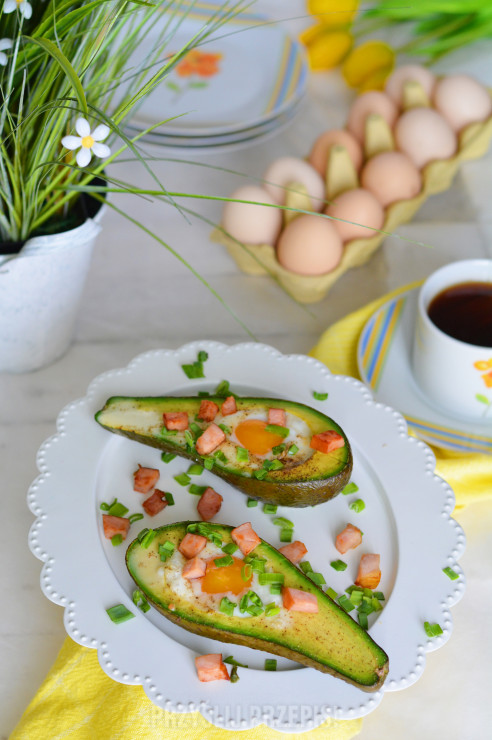 Zapiekane awokado z jajkiem, szynką i szczypiorkiem