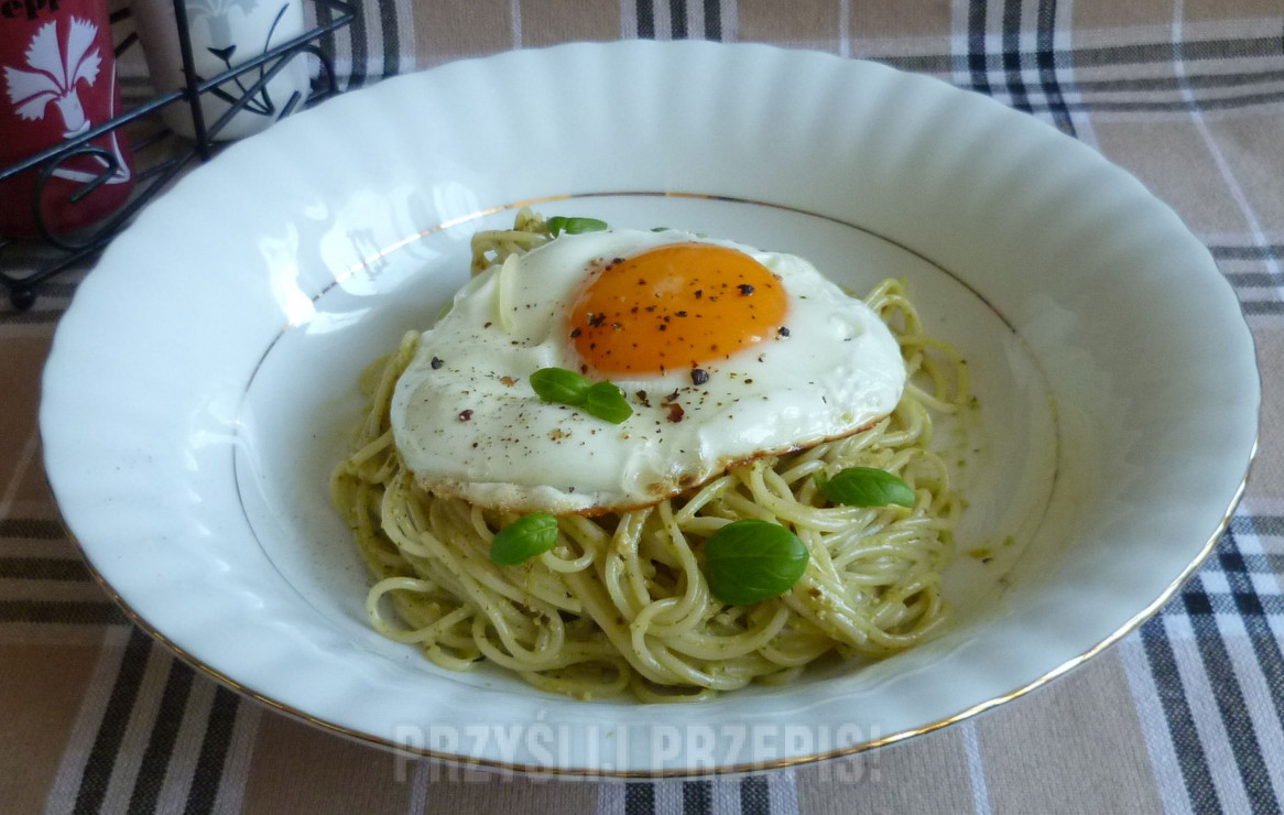 Spaghetti z pesto i jajkiem