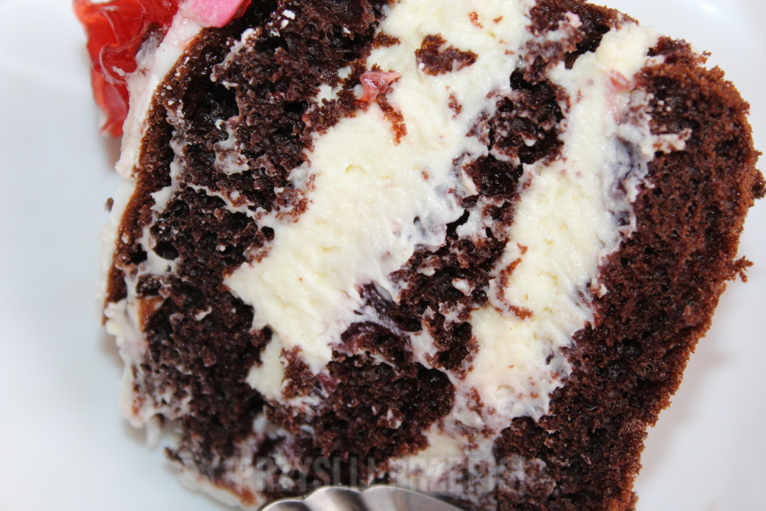 Tort z kremem jogurtowym z białą czekoladą i chrupiącą polewą