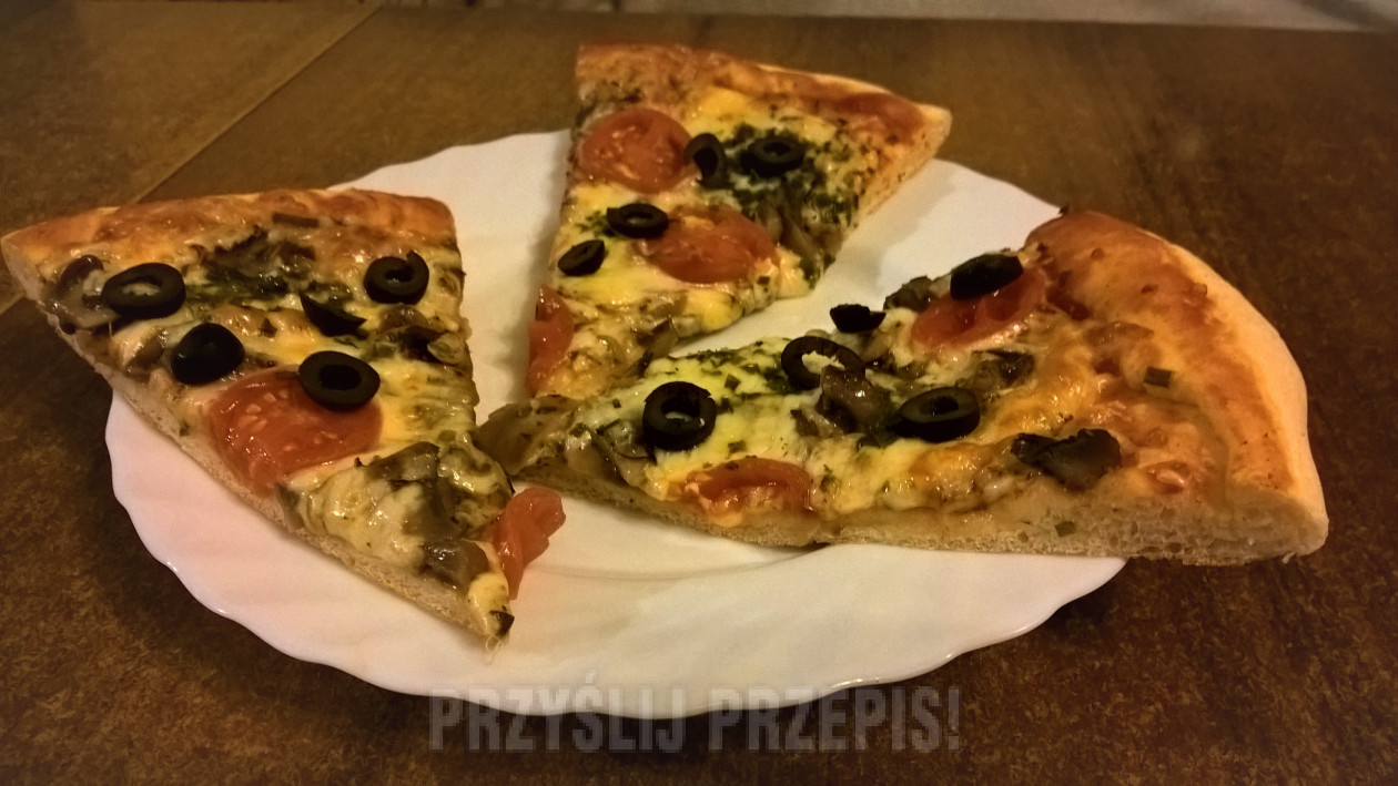 Pizza z mozzarellą, pieczarkami i wędliną.