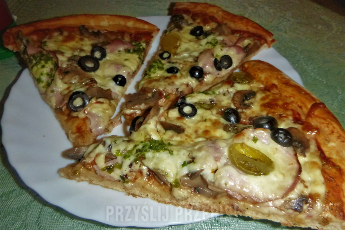Pizza z mozzarellą, pieczarkami i wędliną.