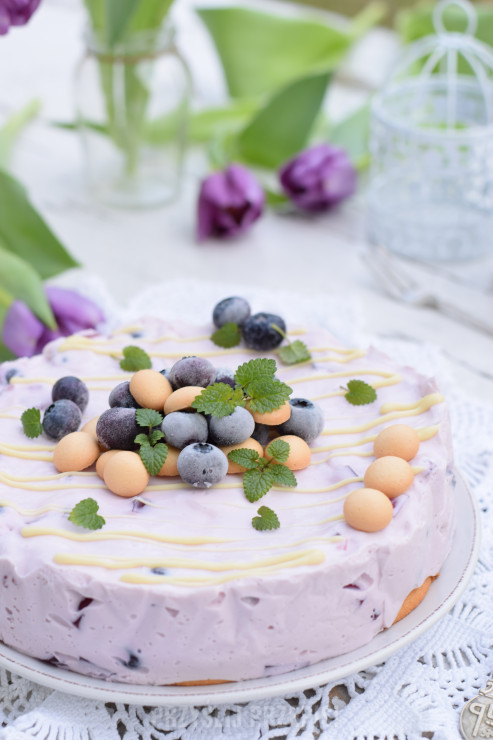 Ciasto jogurtowo- borówkowe ze szkiełkiem na biszkoptach