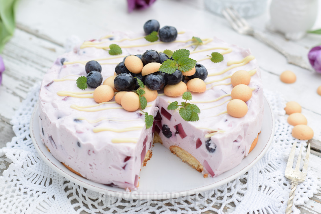Ciasto jogurtowo- borówkowe ze szkiełkiem na biszkoptach