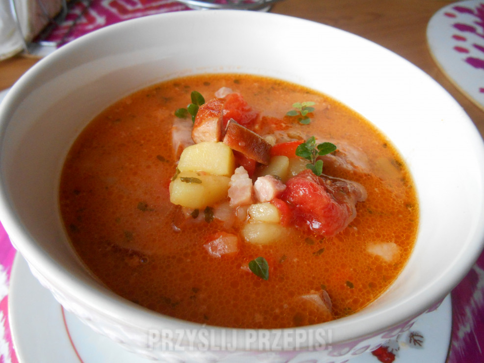 Zupa pomidorowa z kiełbasą i boczkiem