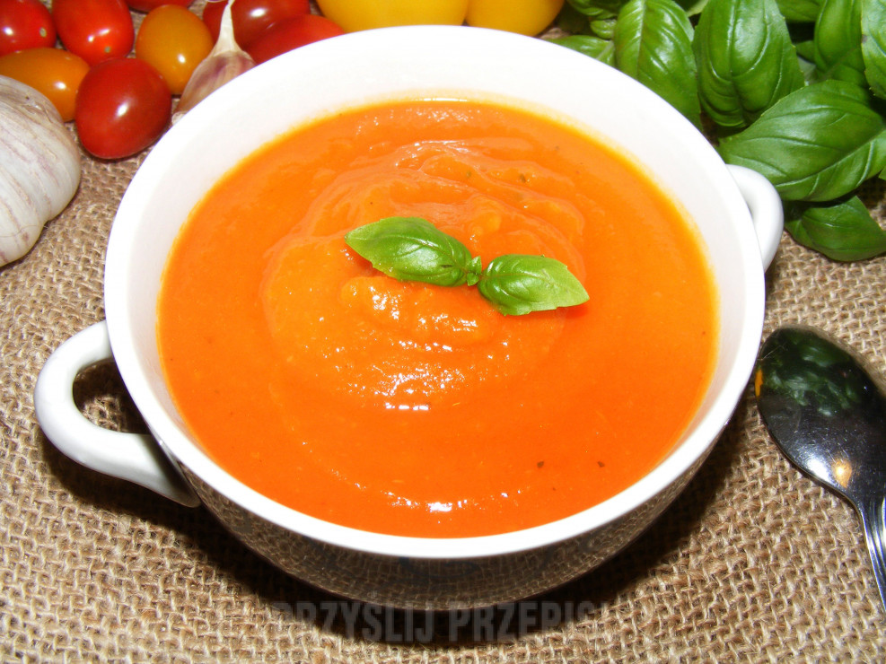 Kremowa zupa pomidorowa z żółtą cukinią i papryką