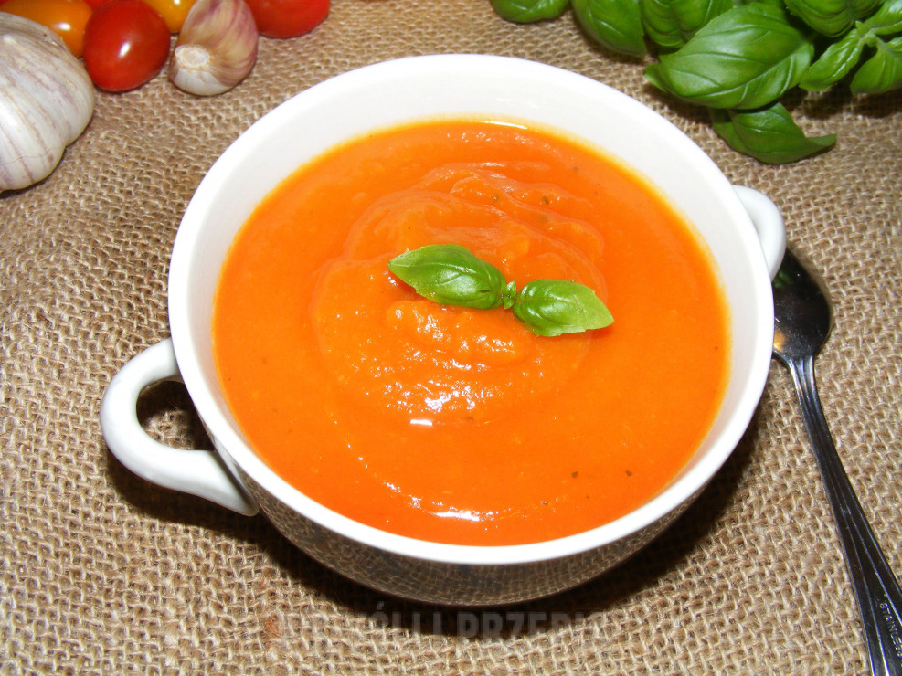 Kremowa zupa pomidorowa z żółtą cukinią i papryką