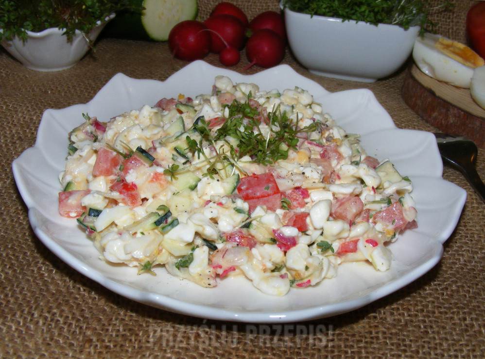 Wiosenna (Nowalijkowa) sałatka z serkiem ziarnistym, jajkiem, cukinią , pomidorem i rzeżuchą