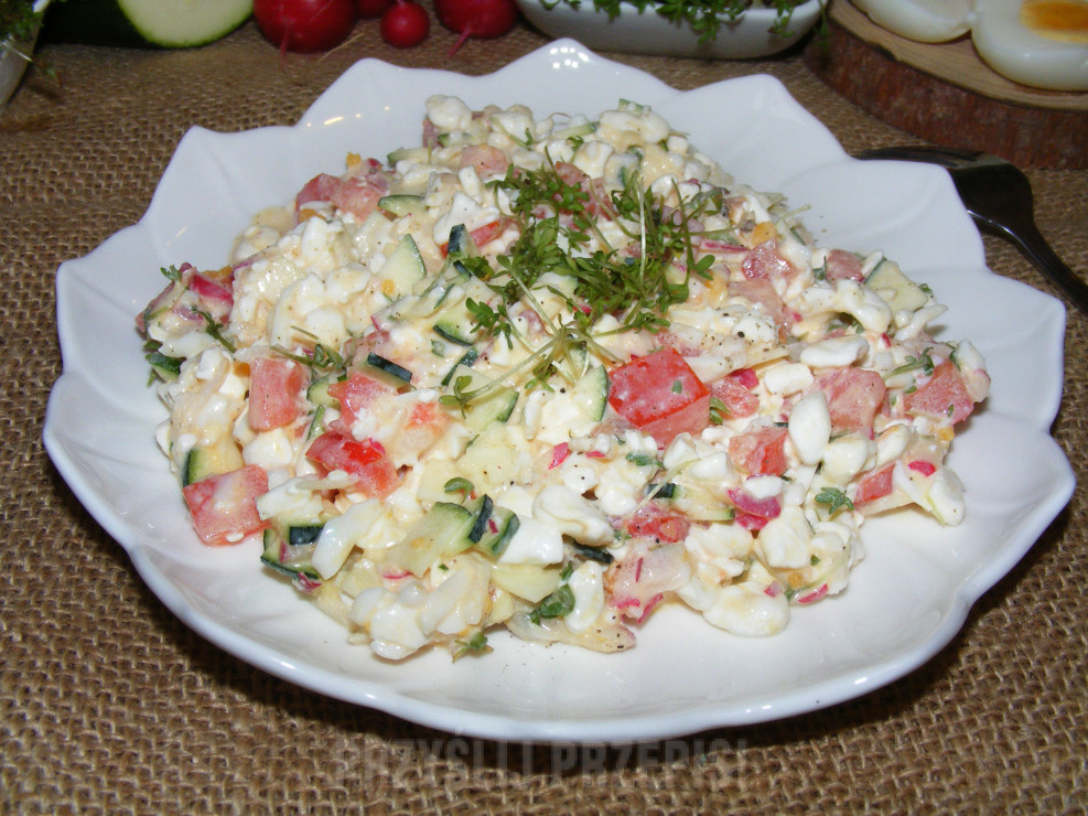 Wiosenna (Nowalijkowa) sałatka z serkiem ziarnistym, jajkiem, cukinią , pomidorem i rzeżuchą
