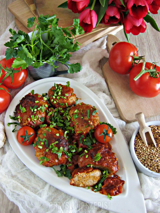 Wołowe kotleciki z kaszą gryczaną z piekarnika w cebulowo pomidorowym sosie