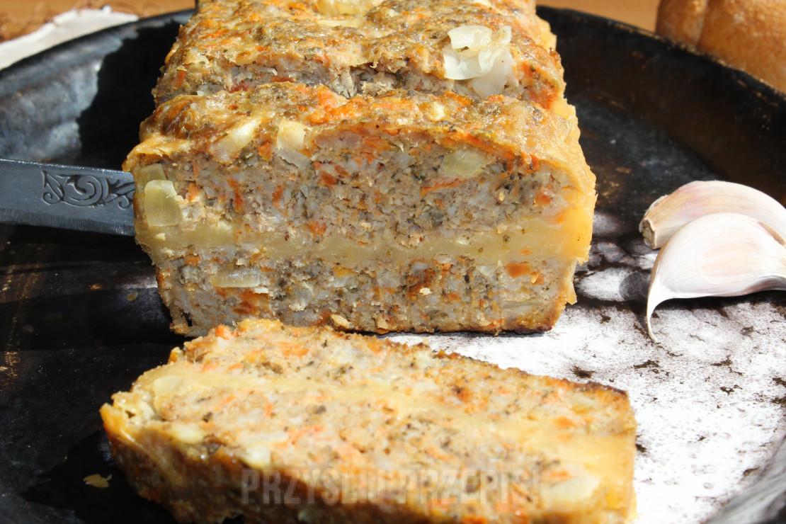 Pieczeń z mięsa mielonego przekładana żółtym serem