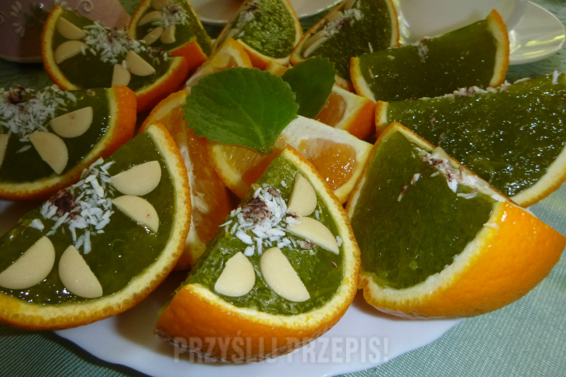 Owocowa galaretka w pomarańczowych pucharkach