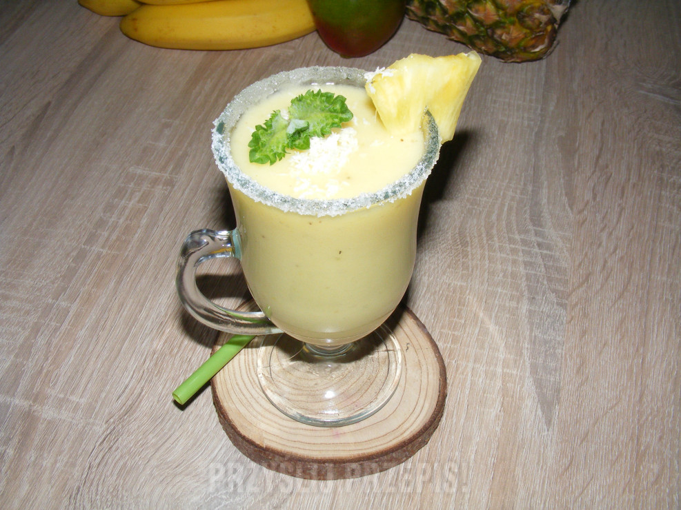 Koktajl bananowo ananasowy z mango i sokiem jabłkowym