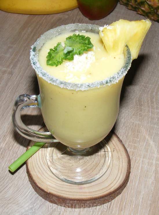 Koktajl bananowo ananasowy z mango i sokiem jabłkowym
