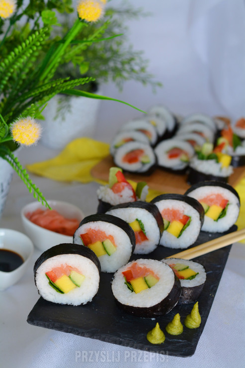 Sushi z wędzonym łososiem, mango i warzywami