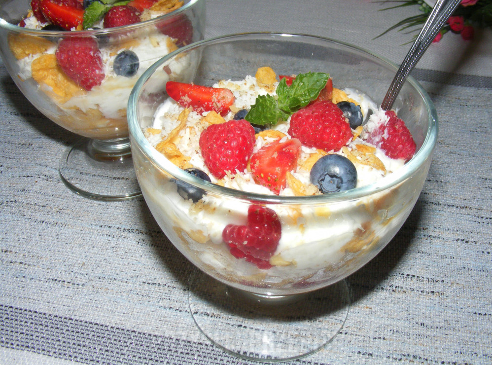 Deser z płatkami kukurydzianymi, jogurtem i letnimi owocami