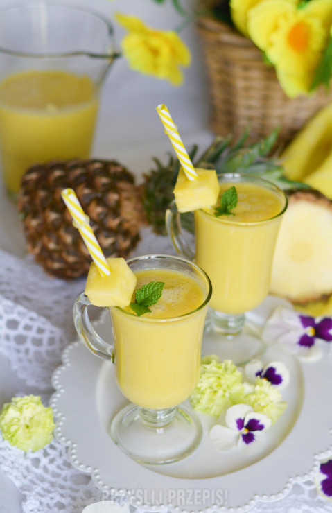Jogurtowy koktajl z mango, ananasa i banana