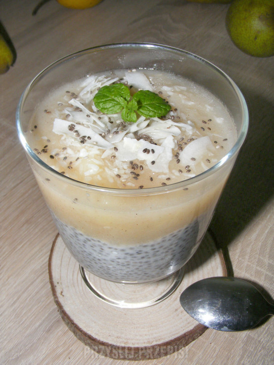 66. Pudding kokosowy z nasionami chia i gruszką