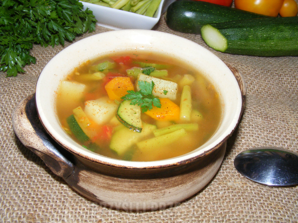 Kolorowa zupa jarzynowa z fasolką szparagowa i cukinią